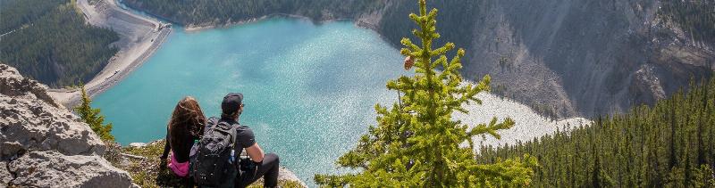 Clients dînant et discutant dans une ambiance animée et chaleureuse d’un restaurant typique du centre ville de Clermont-Ferrand